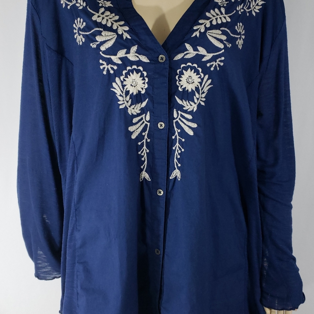 🎄Plus 3X🎄embroidered floral button down